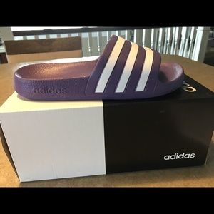 Kids size 5 Adidas slide